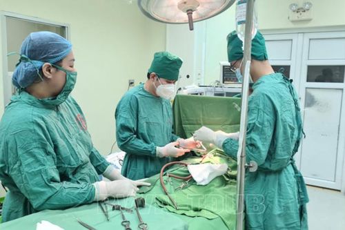Bé 17 tháng bị mảnh vỡ bồn rửa tay đâm xuyên bụng