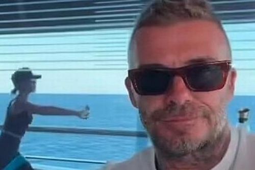 David Beckham 'khoe' hình vợ tập thể dục trên du thuyền, viết gì mà khiến Victoria khó chịu?
