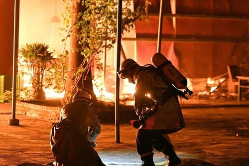 Nhà hàng bò tơ bốc cháy dữ dội lúc nửa đêm