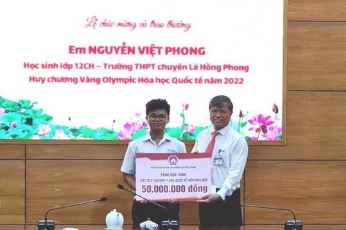Thưởng nóng 150 triệu đồng cho nam sinh đoạt Huy chương Vàng Olympic Hóa học quốc tế