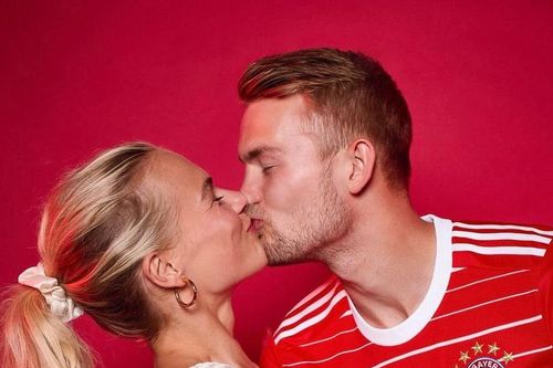 De Ligt tình tứ bên bạn gái bằng tuổi khi ra mắt Bayern