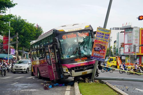 Tránh phụ nữ qua đường, xe khách chở 40 người gặp nạn