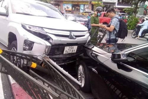 Ôtô bán tải húc xe BMW