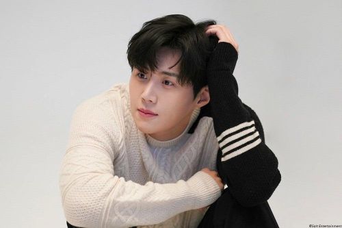 Kim Seon Ho khóc và xin lỗi sau bê bối đời tư