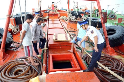 Liên tục phát hiện tàu chở dầu không rõ nguồn gốc