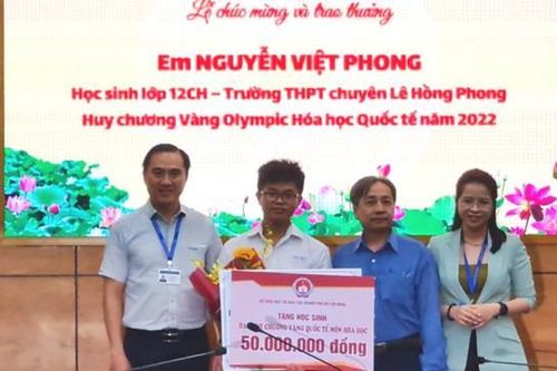 Thưởng nóng 150 triệu đồng cho học sinh đạt giải vàng Olympic quốc tế
