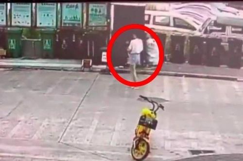 Phẫn nộ người mẹ trẻ bỏ con vào thùng rác để dọa chồng