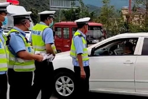 Làm điều này trên cao tốc, mẹ đẩy con trai vào hiểm cảnh
