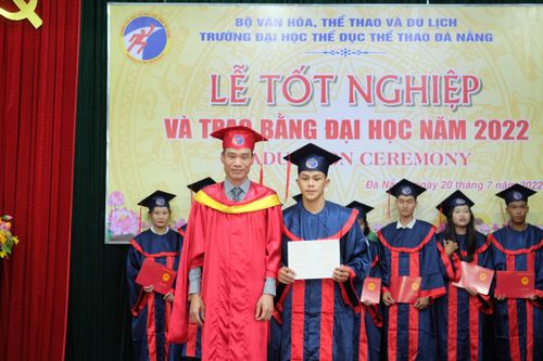 Trường Đại học TDTT Đà Nẵng trao bằng tốt nghiệp cho 220 tân cử nhân