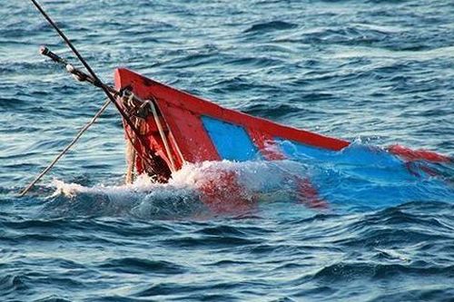 Tàu chìm, 4 ngư dân Bình Định được tàu hàng cứu sống