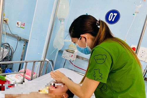 Nhầm lẫn với viêm họng, trẻ mắc viêm não phải nằm viện hàng tháng trời