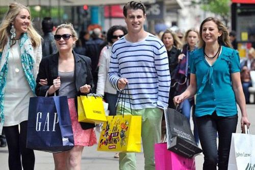 Khách du lịch hăng say mua sắm tại Châu Âu khi đồng euro giảm
