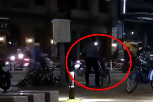 TP Hồ Chí Minh: Mâu thuẫn, nam bảo vệ quăng những chiếc xe đạp công cộng ra giữa đường