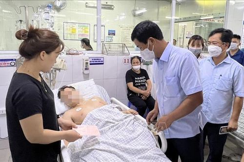 Nỗ lực cứu chữa nạn nhân còn sống sót trong vụ ngạt khí ở Phú Thọ