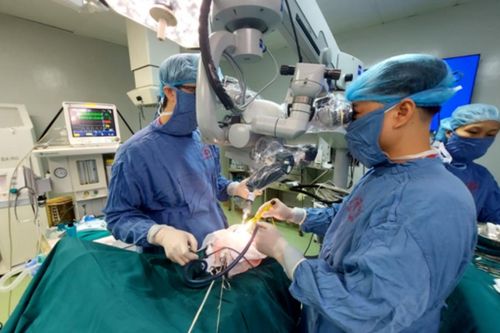 Sau khi đi làm đồng về, người phụ nữ bất ngờ bị méo miệng, liệt nửa người