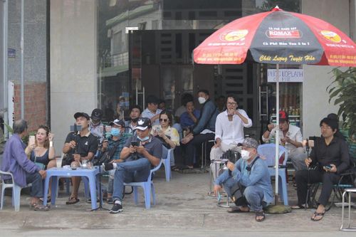 Đông đảo các Youtuber đến phiên xét xử Tịnh thất Bồng Lai ghi hình và livestream
