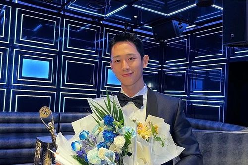 Jung Hae In lên top tìm kiếm vì vài giây mỉm cười tại lễ trao giải
