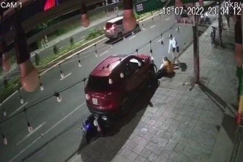 Ghen tuông, người đàn ông lái ô tô tông vợ cũ