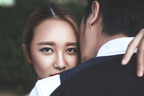 'Bắt gian' chồng ở khách sạn, vợ cay đắng vì 'xuất xứ' của tiểu tam