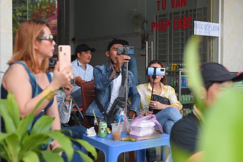 Nhiều YouTuber đến 'livestream' trước cổng tòa phiên xử vụ án Tịnh thất Bồng Lai