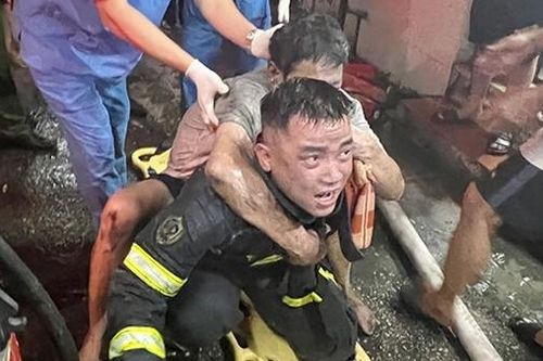 'Khi anh ấy cõng bố ra, tôi òa khóc...!'