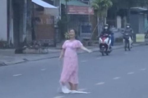 Người phụ nữ đứng múa giữa đường, bị 2 ôtô tông tử vong