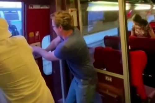 Hành khách mắc kẹt trên tàu giữa nắng nóng kỷ lục ở châu Âu