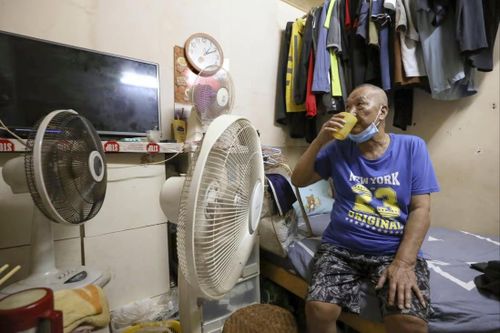 Cư dân nhà siêu nhỏ Hong Kong khốn khổ vì sóng nhiệt