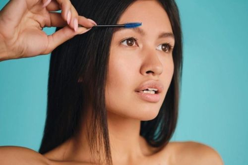 Học sinh Nhật Bản bị cho nghỉ học vì tỉa lông mày
