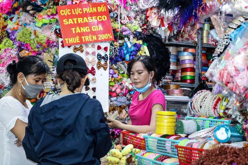 Tiểu thương chợ Đại Quang Minh loay hoay bán hàng trong bóng tối