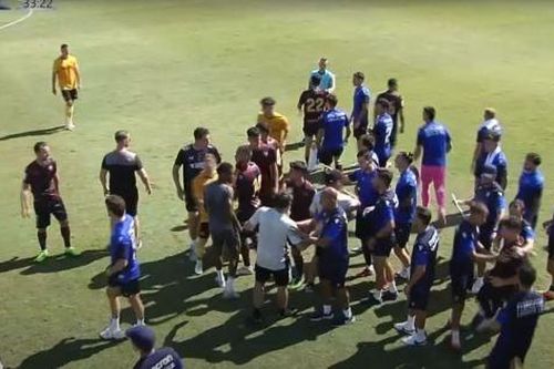 20 cầu thủ lao vào ẩu đả trong trận thua của CLB Premier League