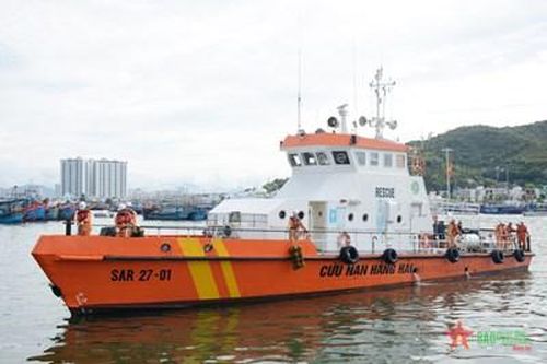 Cứu nạn 4 thuyền viên tàu BĐ 91464-TS về đất liền an toàn
