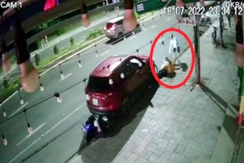 'Hoạn Thư có râu' lái ô-tô truy sát vợ cũ!