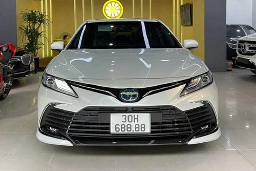 Toyota Camry Hybrid 2022 biển 'tứ phát' bán hơn 3 tỷ ở Hà Nội
