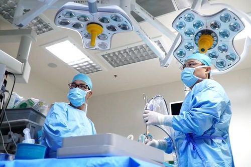 Cụ bà 79 tuổi 2 năm chỉ nuốt cháo loãng vì u xương chèn kín miệng