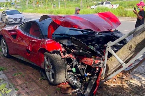 Hà Nội: Nát đầu siêu xe sau khi tông đổ cây xanh trên vỉa hè