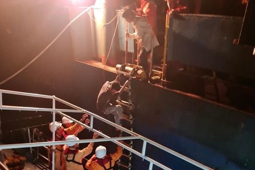 Cứu 4 thuyền viên Bình Định bị chìm tàu cá trên biển Khánh Hòa