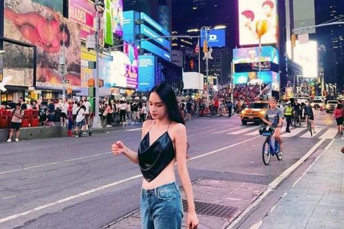 Hương Giang diện trang phục táo bạo tại Quảng trường Thời Đại