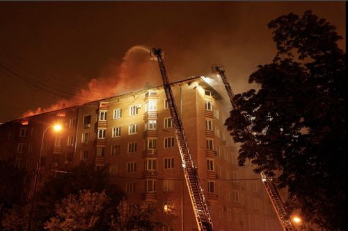 Hơn trăm lính cứu hỏa vật lộn với đám cháy lớn ở Moscow