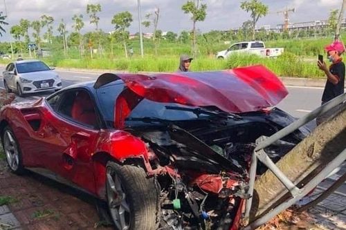 Siêu xe Ferrari 488 GTB nát đầu vì đâm gốc cây ở Hà Nội