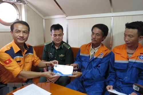 Khánh Hòa: Xuyên đêm cứu nạn 4 thuyền viên trên tàu cá bị chìm