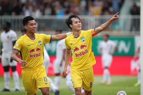 Vòng 8 V-League 2022: Những mảng màu đối lập cả trong và ngoài sân cỏ