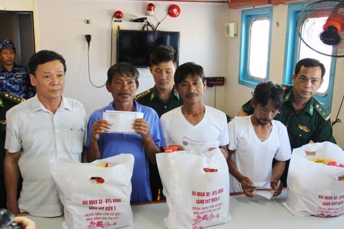 Khánh Hòa: Tàu Cảnh sát biển đưa 4 ngư dân mất tích vào bờ