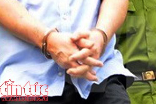 Bắt tạm giam đối tượng chuyên làm giả giấy tờ nhà đất, giấy phép lái xe