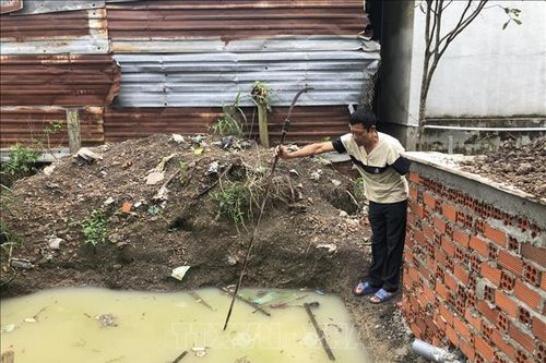 Ngã xuống hố nước sâu sau nhà, bé trai 7 tuổi bị đuối nước