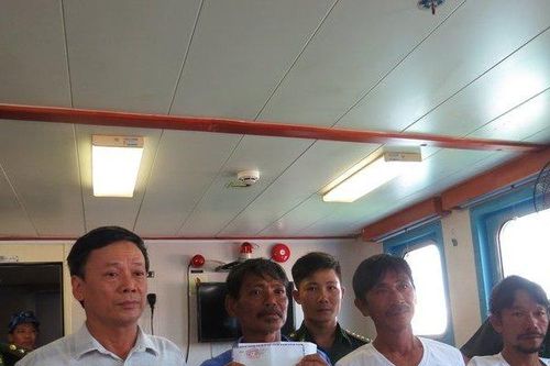 4 ngư dân gặp nạn của tỉnh Bình Thuận về đến bờ an toàn
