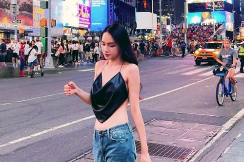 Bắt trọn khoảnh khắc Hương Giang đi dạo phố, diện áo quây cắt xẻ khoe vòng eo siêu phẳng