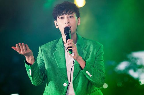 Bị nghi ngờ 'chôm chỉa' đồ sau khi hát xong, Isaac nói gì?