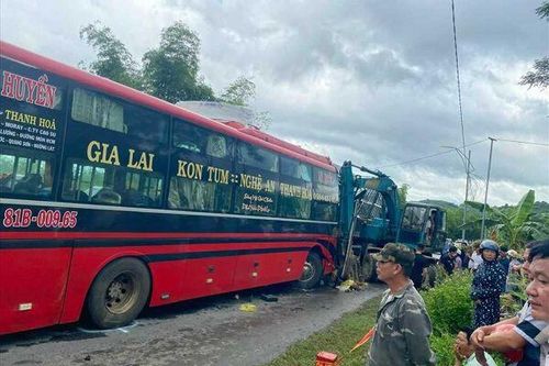 Thanh Hóa: Tai nạn giữa xe khách giường nằm và container, 1 người chết, 4 người bị thương