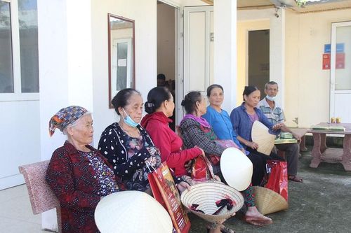 Lật tẩy chiêu thức bán hàng giá cao cho người già